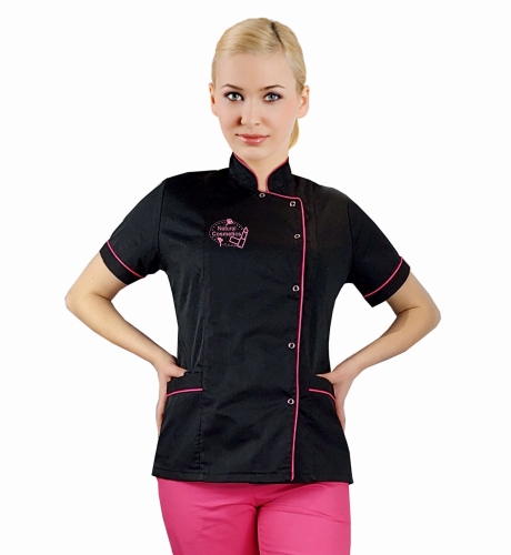 Czarny żakiet kosmetyczny z logo i lamówką amarant