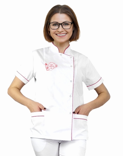 Biały żakiet kosmetyczny z logo i lamówką amarant