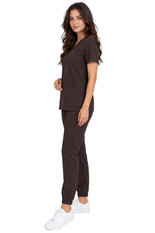 Czekoladowy  komplet medyczny damski – scrubs CASUAL PREMIUM-bok.png