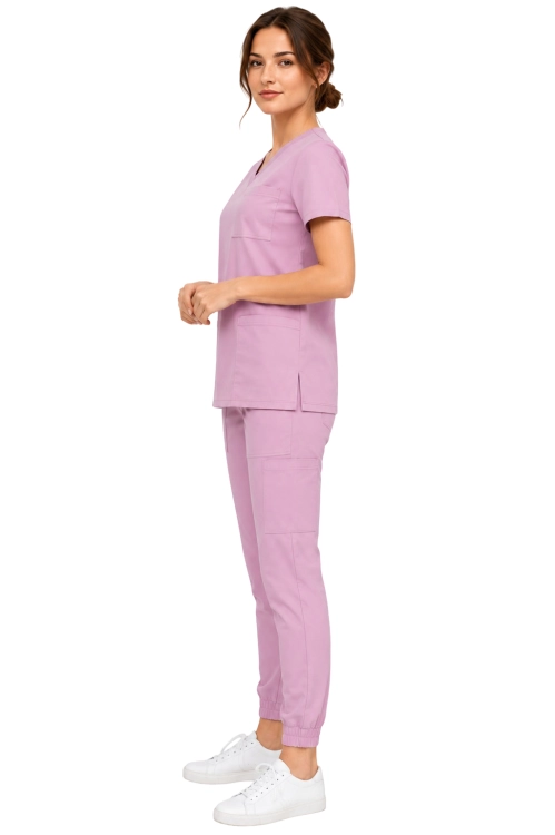 Pudrowy róż komplet medyczny damski – scrubs CASUAL PREMIUM-bok.png