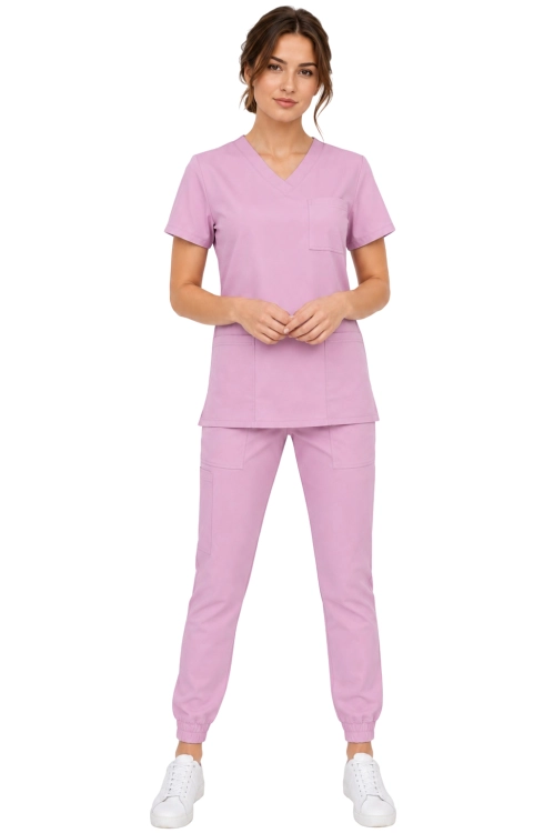Komplet medyczny damski pudrowy różowy – scrubs CASUAL PREMIUM-przód.png